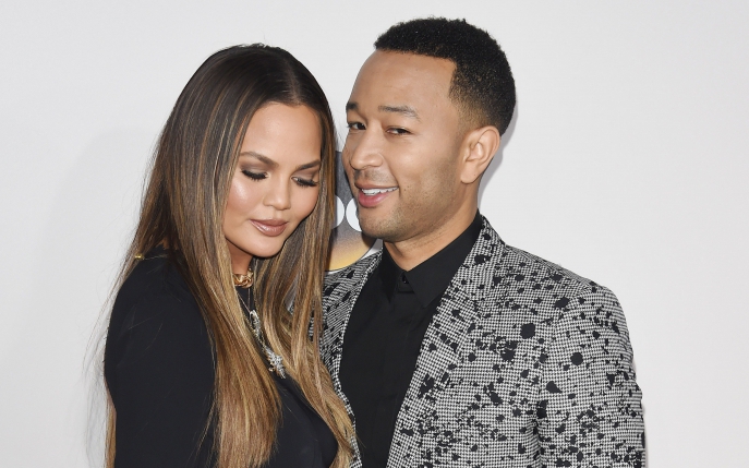 Chrissy Teigen a avut cea mai provocatoare apariţie din 2016 pe covorul roşu!