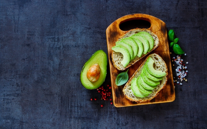 Scapă de inestetica celulită cu un sâmbure de avocado. Uite ce trebuie să faci!