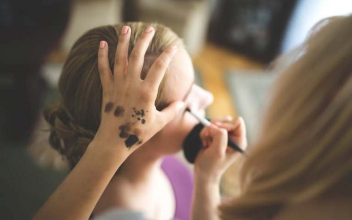 6 probleme de sănătate pe care le poți avea atunci când împrumuți cosmetice de la altcineva