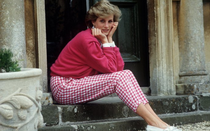 Opt lecții de stil de la Prințesa Diana: combinațiile vestimentare cu care nu dai greș