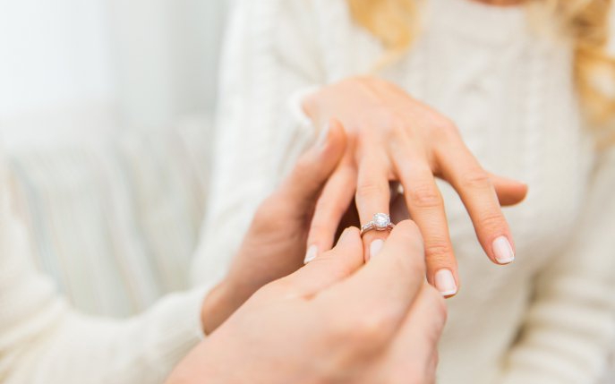 De câte ori are voie o femeie să își scoată de pe deget inelul de logodnă