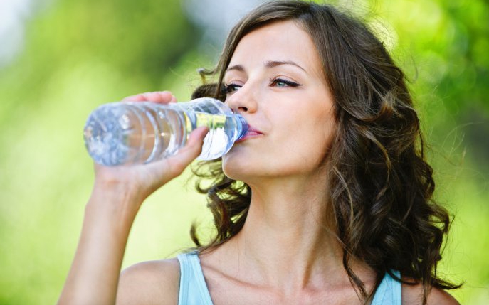 5 momente în care nu ar trebui să mai bei apă