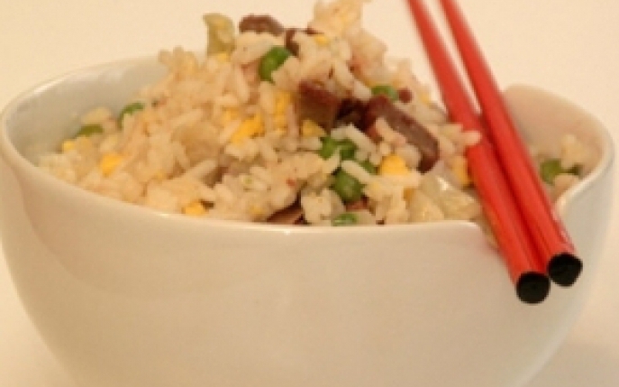 Bucataria chinezeasca chiar la tine acasa! Prepara o garnitura de orez chinezesc cu legume!