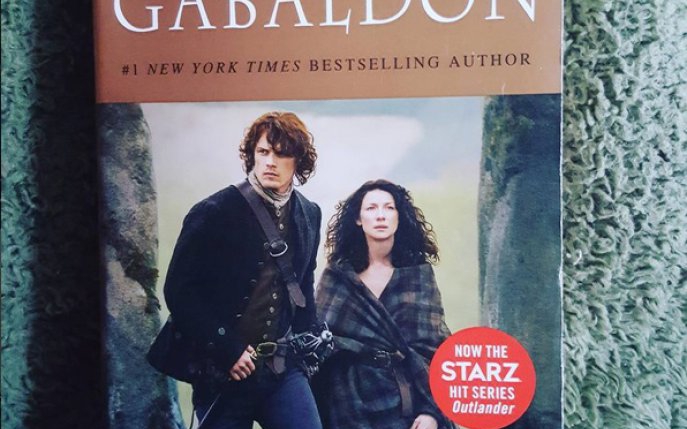 „Outlander”, de Diana Gabaldon, primul roman din seria care a iscat isterie