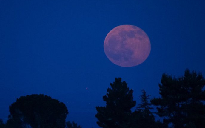 Luna plină în Balanță: 3 zodii învață cea mai grea lecție
