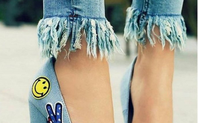 Cel mai nou trend în materie de jeans: blugii cu franjuri