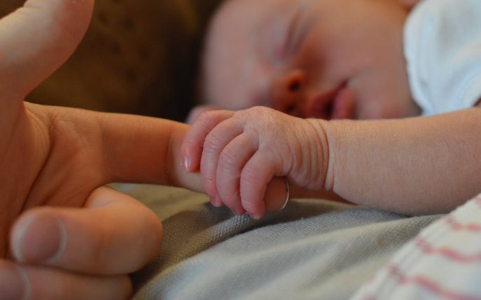 Cum afectează alăptarea pe timp de noapte dantura bebelușlui