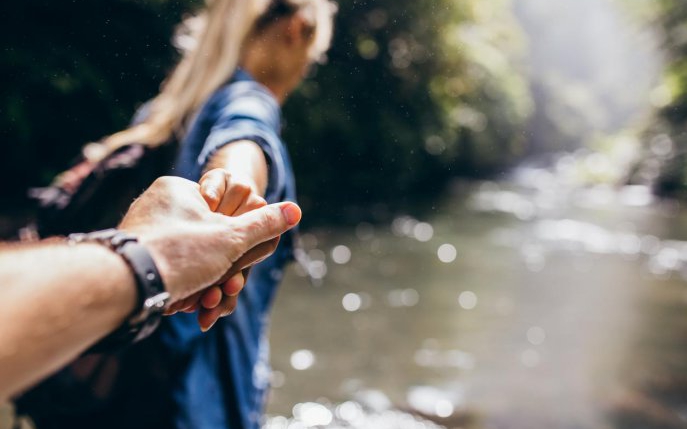 Test: ce spune modul în care te ține de mână despre relația ta