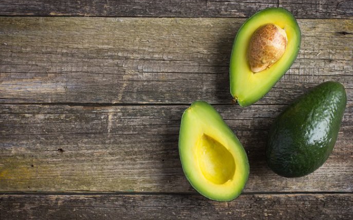 Cum se taie corect un avocado ca să nu te răneşti