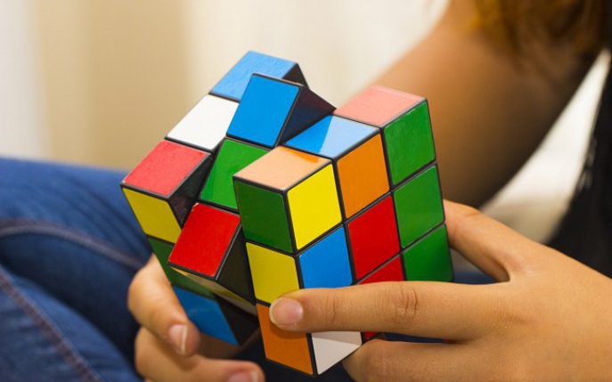 Cum rezolvi un cub Rubik în mai puţin de 2 minute