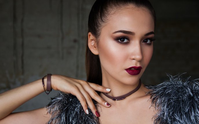 Fardul maro şi tuşul negru nu mai sunt la modă! Care este cea mai HOT culoare în make-up!