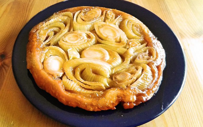 Tartă Tatin cu portocală, fenicul și cardamom