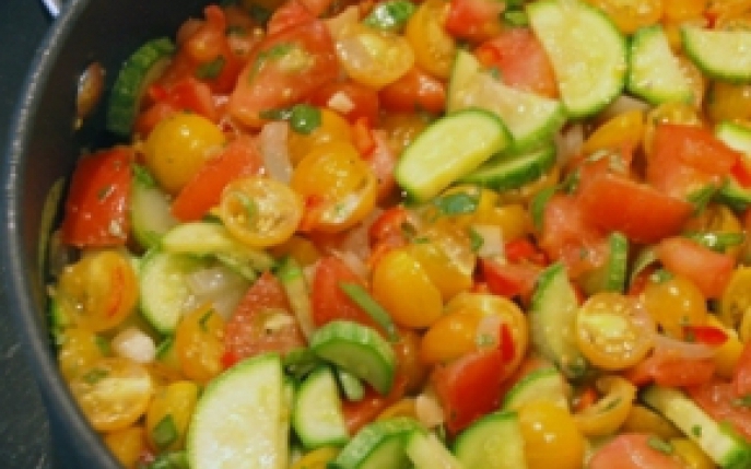 Garnitura perfecta pentru zilele de primavera: dovlecei cu legume la cuptor
