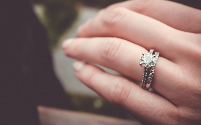 Sărbătorește 1 decembrie cu iubire. Participă la concurs și poți câștiga un inel de logodnă.