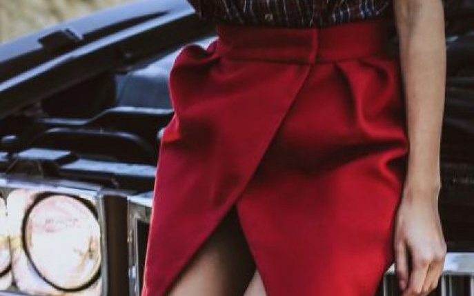 25 de ținute cu fustă roșie care să te inspire