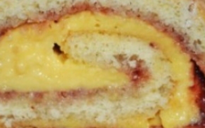 Un desert fin: rulada cu crema de vanilie si gem de zmeura