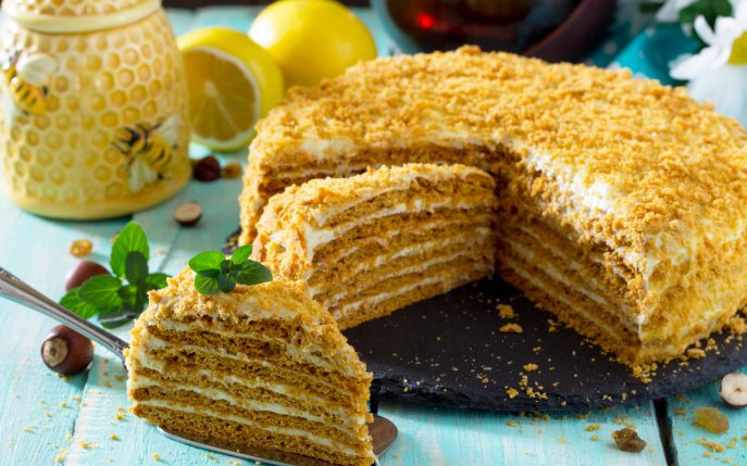 10 secrete care te vor ajuta să faci cel mai pufos blat de tort