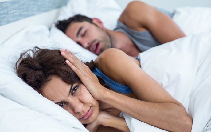 Ce boală riști să faci dacă dormi lângă cineva care sforăie
