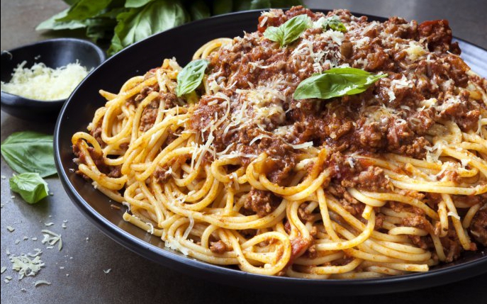 O cina linistita in familie si spaghete cu carne tocata