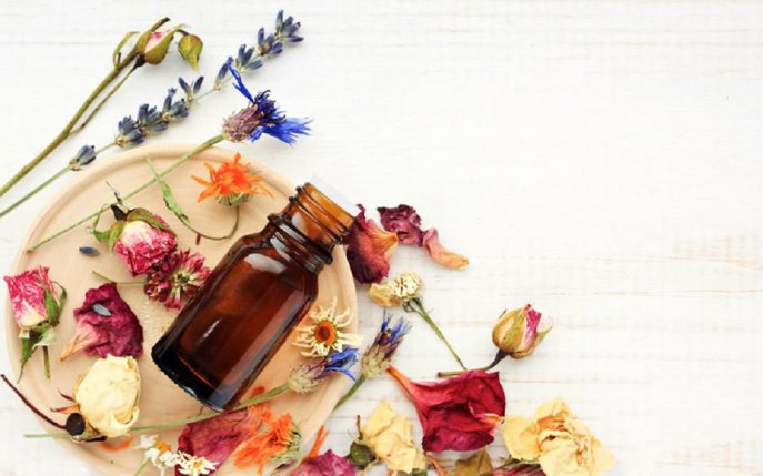 10 uleiuri care te ajută să tratezi durerile menstruale