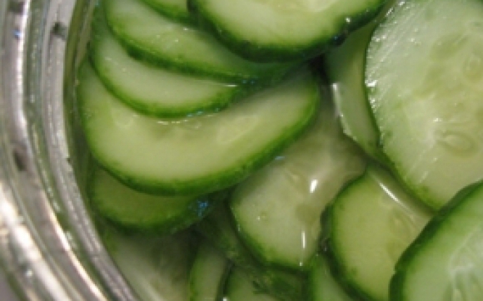 Pentru cei mai putin experimentati in bucatarie: salata de castraveti