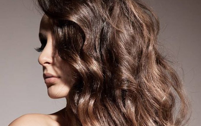 11 coafuri cu bucle pentru păr lung pe care să le încerci
