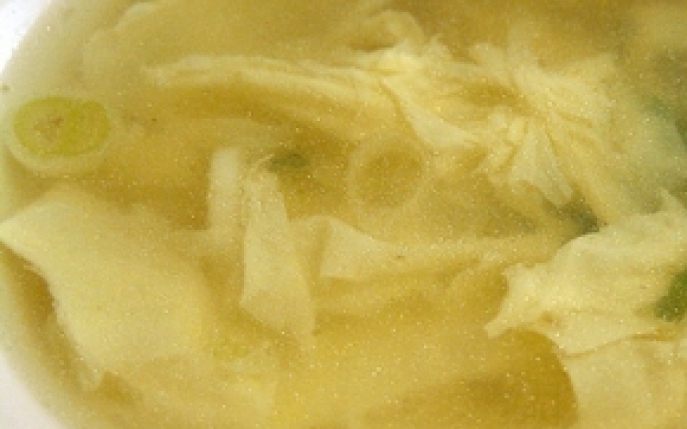 Reteta bunicii: supa de oua dreasa cu smantana
