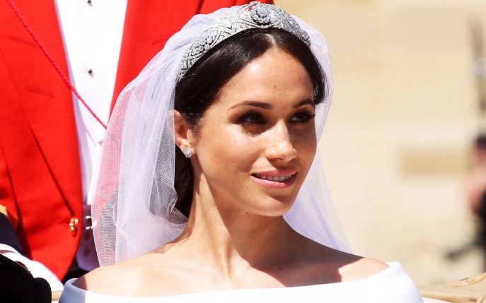 Cum să îți faci acasă coafura purtată de Meghan Markle la nunta regală