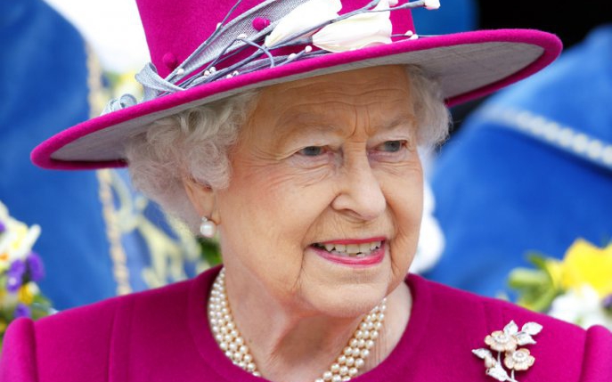 De ce poartă regina Elisabeta numai culori aprinse