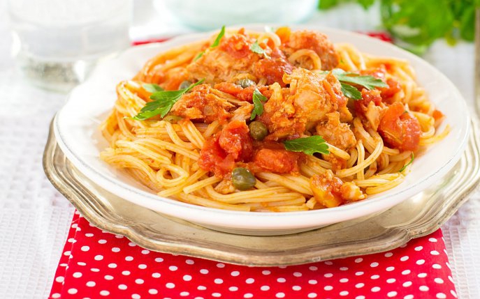 Prepara spaghete cu ton in stil italian