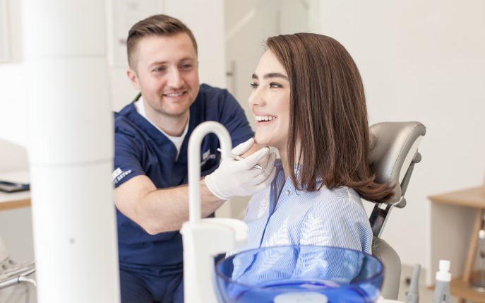 Implantul dentar 100% din ceramică - o soluție estetică și rezistentă