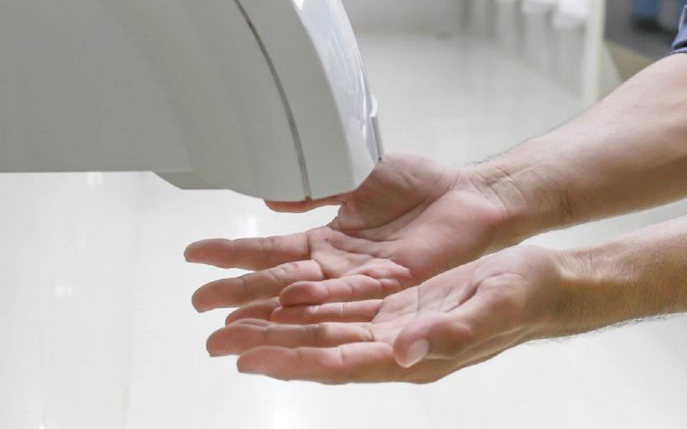Cum îți afectează sănătatea uscătorul de mâini
