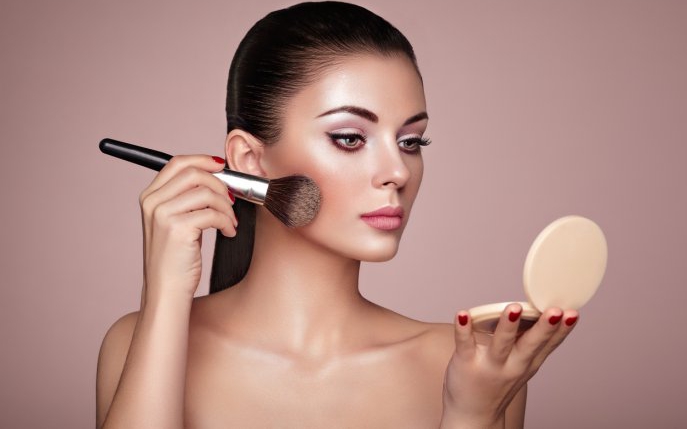 Fondul de ten mat nu mai este la modă! Lista produselor cosmetice care sunt OUT în vara 2018