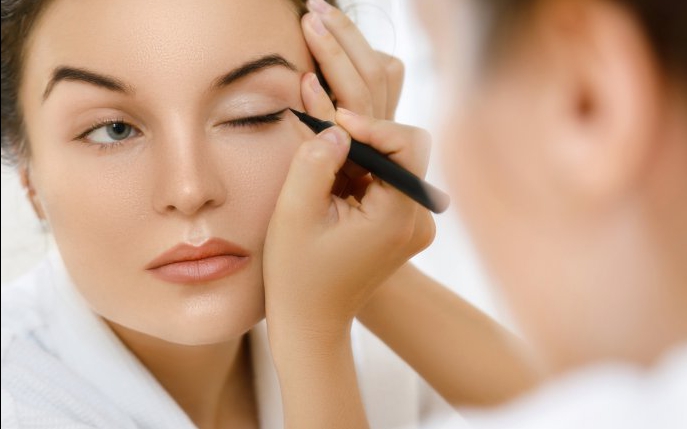 5 greşeli pe care le faci când foloseşti eyeliner şi care te îmbătrânesc