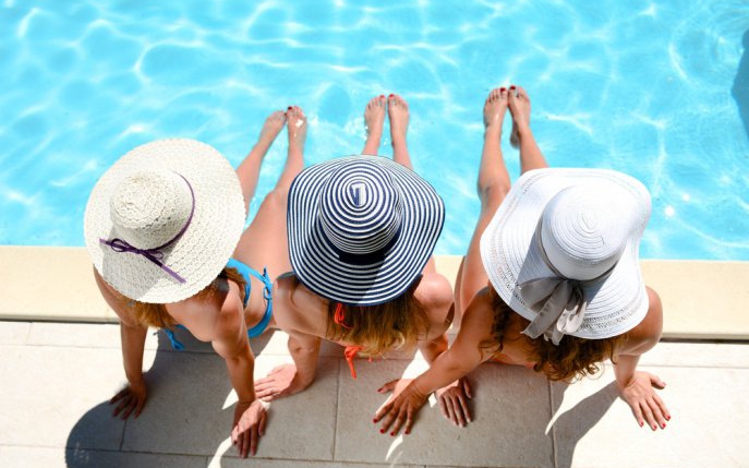 Codul bunelor maniere la piscină: 5 lucruri de care trebuie să ții cont