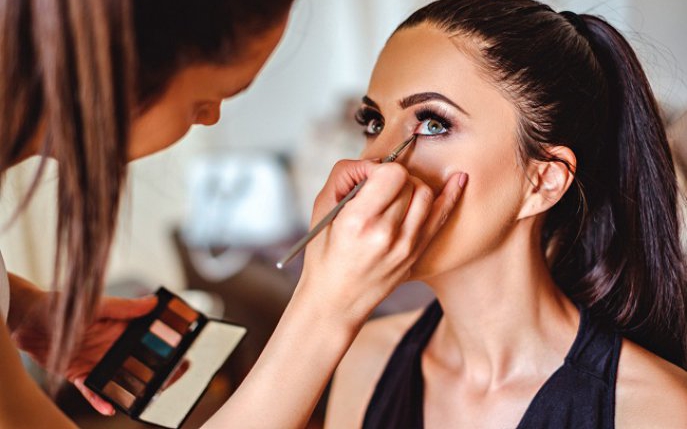 Ești pasionată de machiaj? Intră în rândul profesioniștilor cu ajutorul cursului Make-Up Expert, de la Beauty One!
