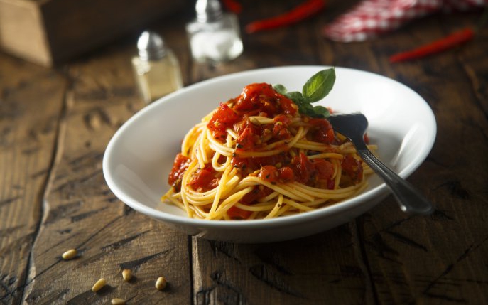 Un preparat clasic: spaghete cu sos de rosii