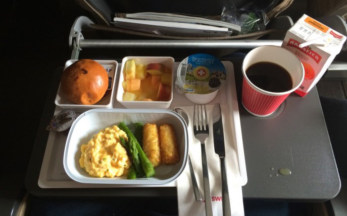 De ce nu ar trebui să mănânci fructe și ouă în avion