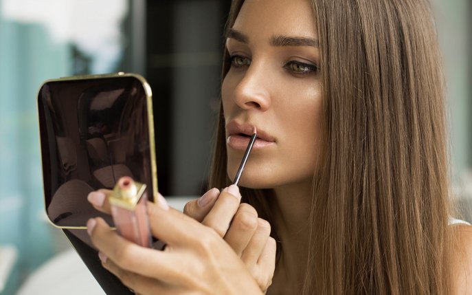 Cum să îți faci thumb-print sau „machiajul-amprentă”, trendul hot în makeup