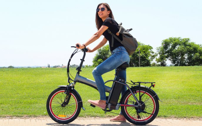 6 motive pentru care ai nevoie de o bicicletă (sau de o trotinetă) electrică în oraș