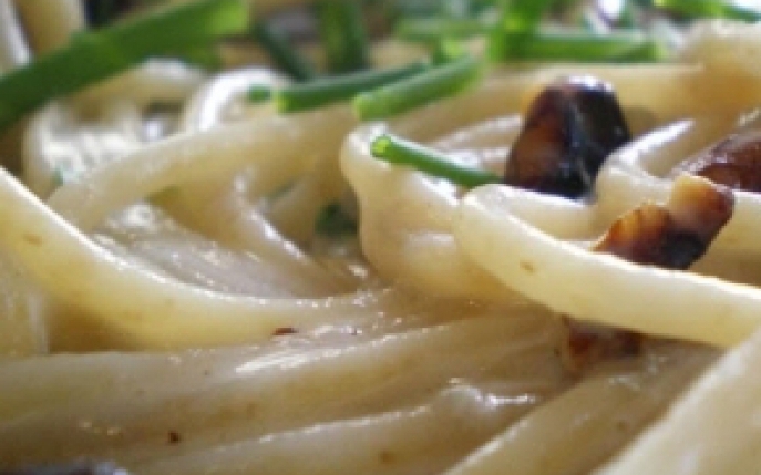 Mancare usoara: spaghete cu smantana si costita