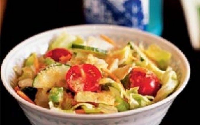 Iata cum prepari o salata iceberg cu un dressing picant