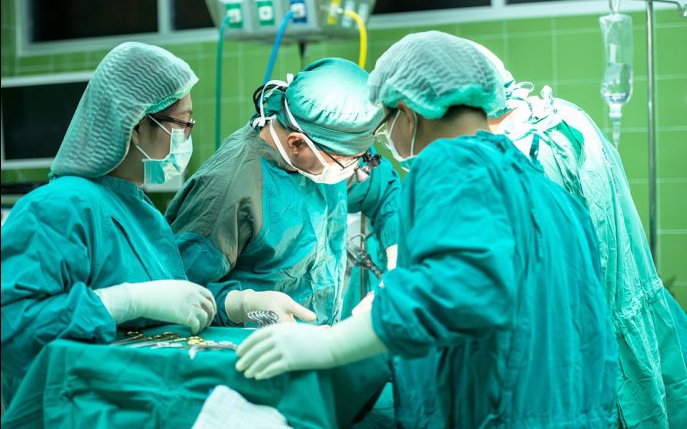 O tânără a murit după o operație estetică la o clinică din București. Cum a fost posibil