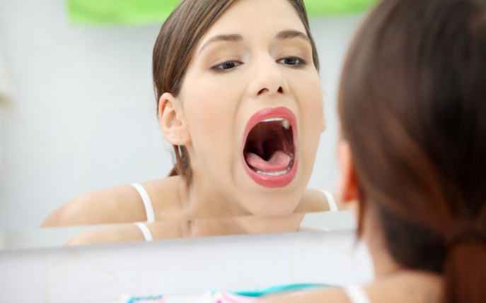 Cerul gurii inflamat: cauze, simptome și tratament