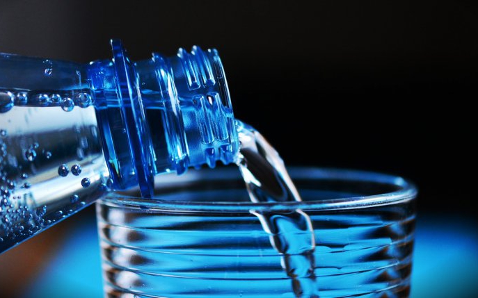 Adevărul ascuns din sticla de plastic