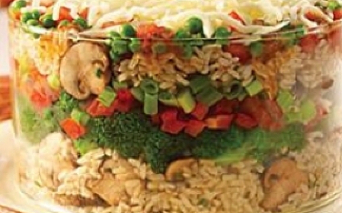 Salata de orez in straturi