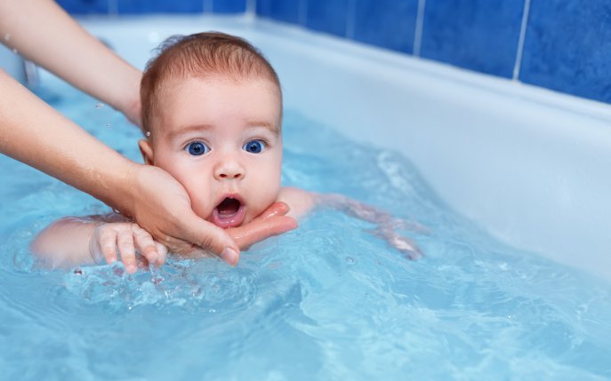 Cum să îţi ajuţi copilul să depășească frica de apă
