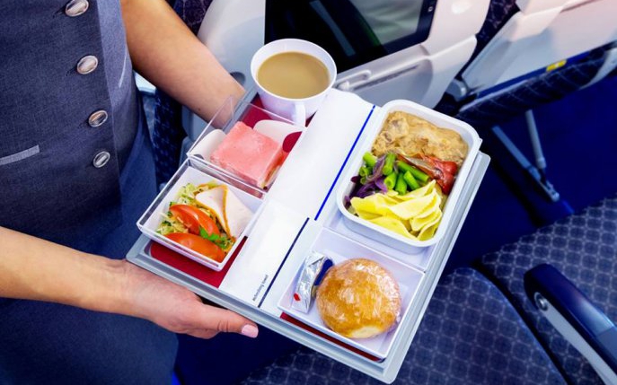 O stewardesă a vărsat o tavă cu băuturi pe CEO-ul American Airlines. Cum a reacționat acesta