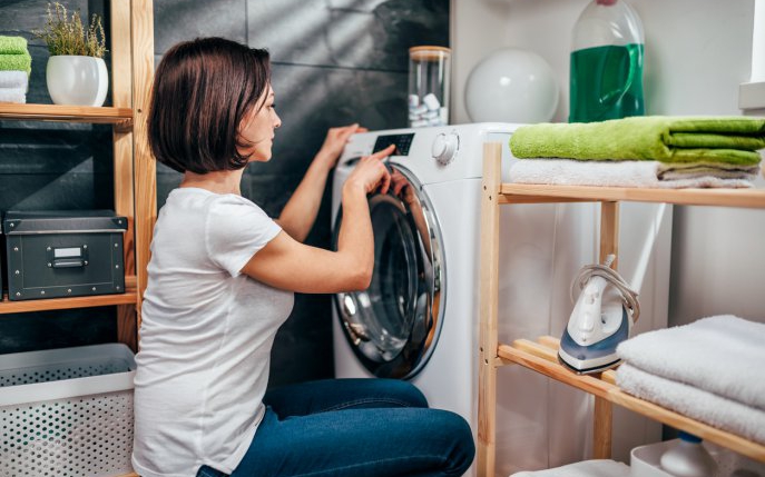 4 semne care îţi spun că maşina de spălat rufe nu funcţionează cum trebuie