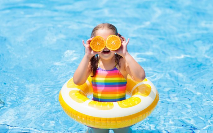 Ghidul părinților responsabili: 9 lucruri obligatorii când duci copilul prima oară la piscină